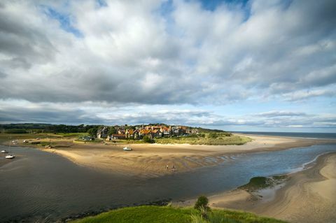 Το χωριό Alnmouth στο στόμα του ποταμού Aln Μέσα στην ακτή Northumberland