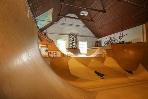 η ανακαινισμένη αίθουσα του χωριού με το δικό της skatepark πωλείται στο Νόρφολκ