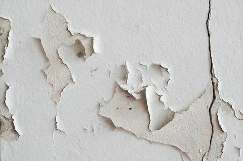 λευκό χρώμα που σπάει και ξεφλουδίζει από τοίχο