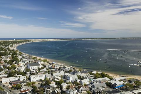 Προβολή πόλης με καμπύλη του Cape Cod από το Μνημείο του Προσκυνητή