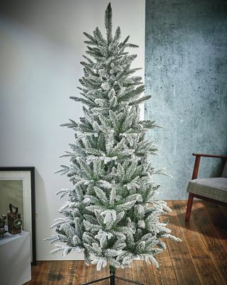 Slim Lapland Flocked 6ft Green Spruce Τεχνητό χριστουγεννιάτικο δέντρο με βάση