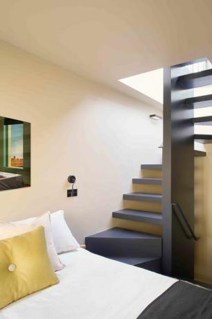 Ανακαινισμένο σπίτι τριών ορόφων, με ένα υπνοδωμάτιο, στο Holland Park, δυτικό Λονδίνο