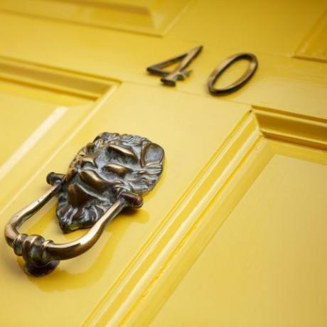 βαφή εξώπορτας κίτρινη πόρτα με ρόπτρο