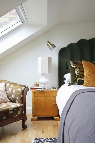 νότιο Λονδίνο βικτοριανή ανακαίνιση σπιτιού κύρια κρεβατοκάμαρα κεφαλάρι λευκό φωτιστικό εμφάνιση μαξιλάρια κρεβατοκάμαρα σοφίτα