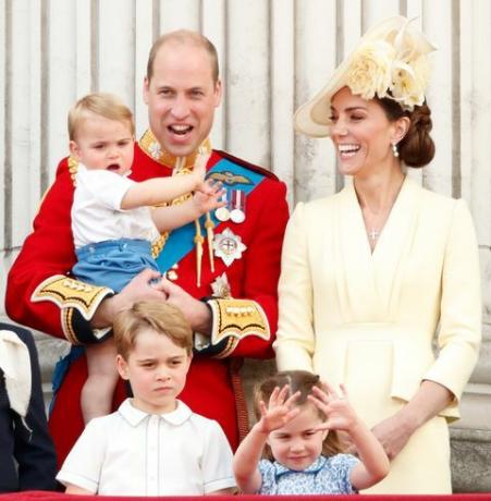 Λονδίνο, Ηνωμένο Βασίλειο 08 Ιουνίου εμπάργκο για δημοσίευση σε βρετανικές εφημερίδες μέχρι 24 ώρες μετά τη δημιουργία της ημερομηνίας και ώρας του πρίγκιπα Γουίλιαμ, δούκας του Κέιμπριτζ, Αικατερίνη, δούκισσα του Κέιμπριτζ, ο πρίγκιπας Λουίς του Κέιμπριτζ, ο πρίγκιπας Τζορτζ του Κέιμπριτζ και η πριγκίπισσα Σάρλοτ του Κέιμπριτζ παρακολουθούν ένα πάτημα από το μπαλκόνι του παλατιού του Μπάκιγχαμ κατά τη διάρκεια των στρατευμάτων χρώμα, η ετήσια παρέλαση γενεθλίων των βασίλισσων, στις 8 Ιουνίου 2019 στο Λονδίνο, Αγγλία, η ετήσια τελετή στην οποία συμμετείχαν πάνω από 1400 φύλακες και ιππικό, πιστεύεται ότι έγινε για πρώτη φορά που εκτελείται κατά τη διάρκεια της βασιλείας του βασιλιά Καρόλου Β' η παρέλαση σηματοδοτεί τα επίσημα γενέθλια του κυρίαρχου, αν και τα πραγματικά γενέθλια της βασίλισσας είναι στις 21 Απριλίου φωτογραφία από το max εικόνες mumbyindigogetty