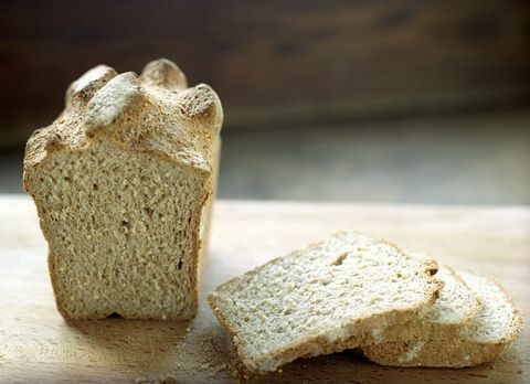 Ψιλοκομμένο ψωμί σε μια σανίδα κοπής