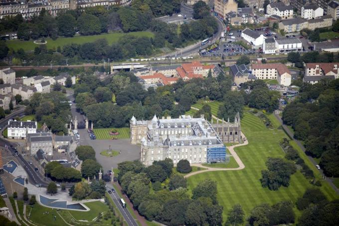 λοξή αεροφωτογραφία υψηλού επιπέδου βόρεια του παλατιού του holyroodhouse, Εδιμβούργο, Σκωτία, Ηνωμένο Βασίλειο