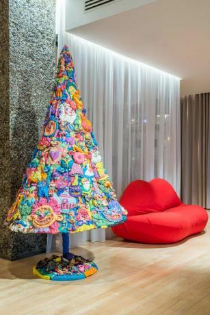 Το Sanderson Hotel παρουσιάζει το χριστουγεννιάτικο δέντρο με θέμα το Alice in Wonderland - κατασκευασμένο εξ ολοκλήρου από πλαστελίνη