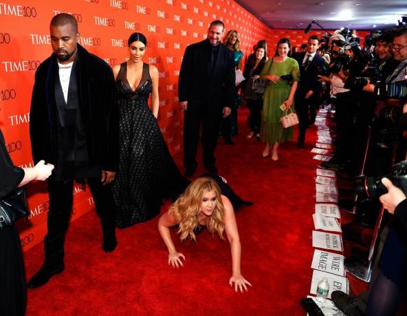 Η Amy Schumer μόλις έκανε φάρσα στην Kimye στο κόκκινο χαλί του TIME 100 Gala