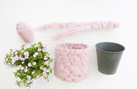 Γεράνια γλάστρα με ροζ κάλυμμα μαλλιού, έργο DIY