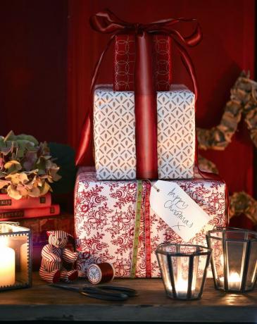 Τα πιο όμορφα χριστουγεννιάτικα σχέδια αυτής της σεζόν θα μεταμορφώσουν το σπίτι σας με στυλ δώρου δώρα τυλιγμένα σε όμορφο χαρτί τυπωμένο στο χέρι και δεμένα με υπέροχες κορδέλες είναι υπέροχα για να χαρίσετε και λαμβάνω