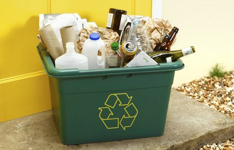 Σκουπίδια για ανακύκλωση στο κατώφλι για συλλογή