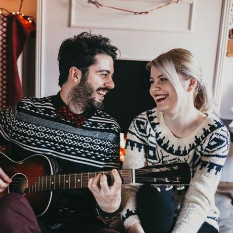 ζευγάρι τραγουδώντας κουίζ στίχους Χριστουγέννων