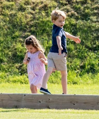 Prince George και Princess Charlotte Παίξτε με την Kate Middleton