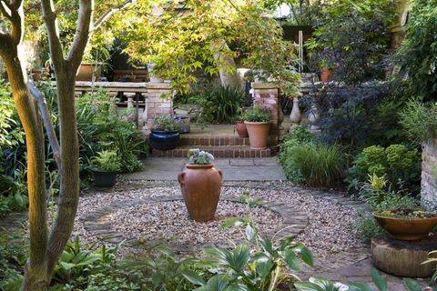 ημέρες_of_sunshine_garden_makeover_circular_courtyard