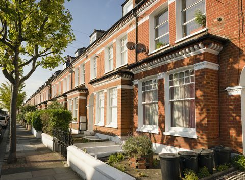 μια μεγάλη σειρά βικτοριανών σπιτιών στο δήμο του Λονδίνου του Wandsworth