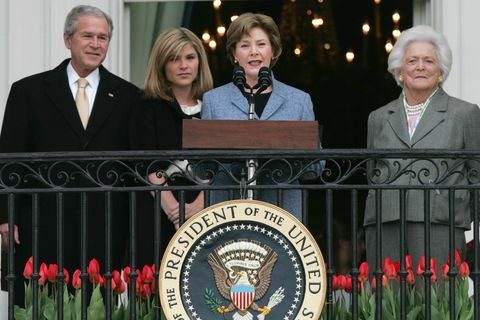 η πρώτη κυρία laura bush 2nd r μιλάει alo