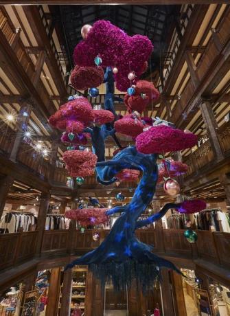 Το Liberty London παρουσιάζει το εντυπωσιακό ροζ και το μπονσάι χριστουγεννιάτικο δέντρο