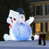 Μπορείτε να προβάλλετε βίντεο σε αυτό το παγωμένο χιονάνθρωπο γκαζόν φουσκωτό