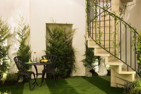 Η Airbnb και η Pantone συνεργάστηκαν σε ένα σπίτι «Outside In» στο Λονδίνο.