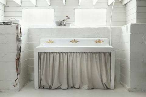 ένα δωμάτιο πλυντηρίων σχεδιασμένο από εσωτερικούς χώρους της Leanne Ford