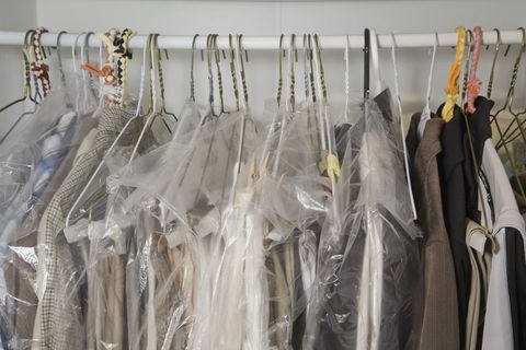 Καλοκαιρινά ρούχα αποθηκευμένα μακριά σε κρεμάστρες σε ένα ντουλάπι