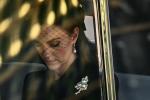 Η Κέιτ Μίντλετον Φορά ένα διακριτικό φόρο τιμής στη βασίλισσα για να δει τον μονάρχη να βρίσκεται στην πολιτεία