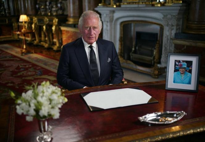 ο βασιλιάς της Βρετανίας Κάρολος Γ' κάνει μια τηλεοπτική ομιλία στο έθνος και την κοινοπολιτεία από το μπλε σχέδιο δωμάτιο στο παλάτι του Μπάκιγχαμ στο Λονδίνο στις 9 Σεπτεμβρίου 2022, μια μέρα μετά τον θάνατο της βασίλισσας Ελισάβετ Β' σε ηλικία 96 ετών