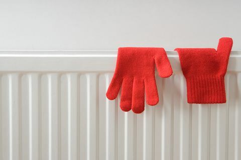 Γάντια που στεγνώνουν σε ένα ψυγείο
