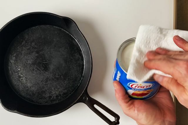 καθαρό και καρυκευμένο τηγάνι από χυτοσίδηρο