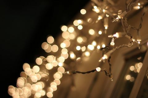 Κοντινό πλάνο φώτα φωτιζόμενων χορδών κατά τη διάρκεια των Χριστουγέννων τη νύχτα