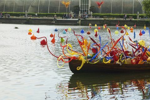 Τάμεση Skiff από τον Dale Chihuly μπροστά από τους Βασιλικούς Βοτανικούς Κήπους του Palm House, Kew, Surrey, Αγγλία, Ηνωμένο Βασίλειο