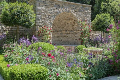 Τα αιτήματα των αγοριών: Ένας πολύ αγγλικός κήπος που σχεδιάστηκε από τη Janine Crimmins - Κήπος Artisan - Εμφάνιση λουλουδιών Chelsea 2018