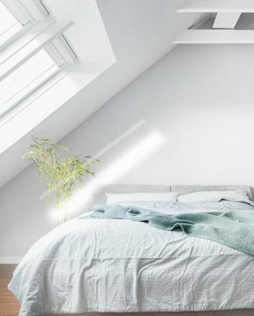 μινιμαλιστικό λευκό υπνοδωμάτιο με άπλετο φως