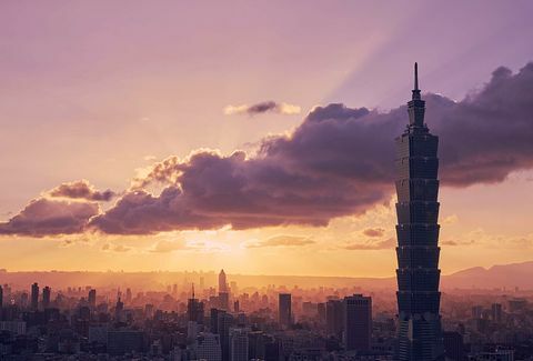 Η Ταϊπέι 101 κυριαρχεί στην θέα καθώς ο ήλιος δύει πάνω από την πόλη