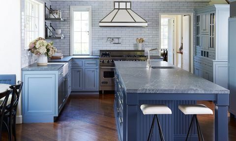 μπλε και άσπρη κουζίνα με κλασικό σχεδιασμό 
