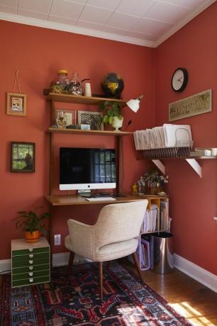 μελέτη, τοίχος βαμμένος με κόκκινο χρώμα, καφέ γραφείο, λευκή καρέκλα