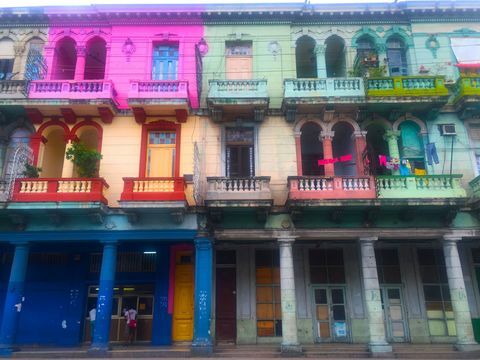 πολύχρωμα πολυκατοικίες στην Αβάνα, ταξίδια στην Κούβα