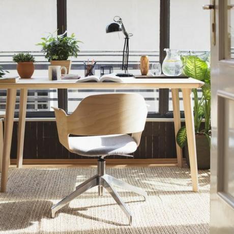 σπιτικό γραφείο με φυτά και άφθονο φυσικό φως