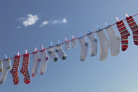Ζεύγη κάλτσες που στεγνώνουν στη γραμμή πλύσης