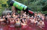 Αυτό το Ιαπωνικό Spa σας επιτρέπει να κολυμπήσετε σε μια πισίνα κόκκινου κρασιού