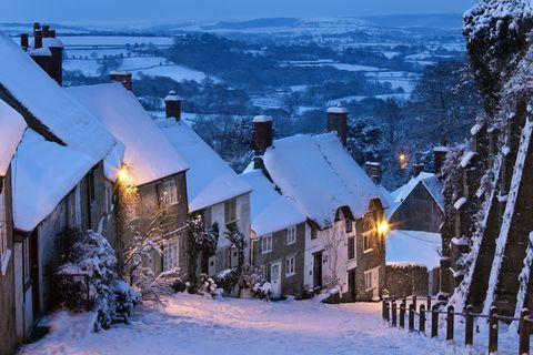 Κατοικίες στο Gold Hill το χειμώνα με χιόνι, Shaftesbury, Dorset, Αγγλία