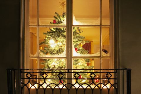 Χριστουγεννιάτικα στολίδια στο δέντρο πίσω από το παράθυρο
