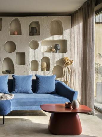 άνετο σαλόνι με φυσικό φως και μπλε καναπέ
