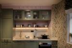 Μικροσκοπικό στούντιο διαμέρισμα στο Λονδίνο που μεταμορφώθηκε με χρώμα και σχέδιο