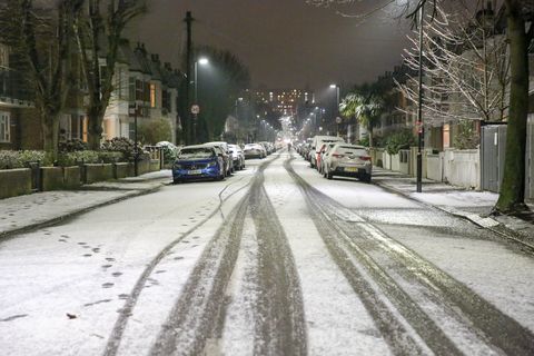Ένας δρόμος που βλέπει καλύπτεται από χιόνι στο Βόρειο Λονδίνο