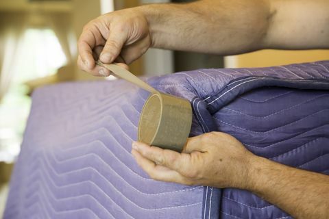 Mover καρφώνει προστατευτική κουβέρτα γύρω από τα έπιπλα