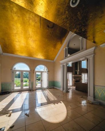 εγκαταλειμμένο δωμάτιο με οροφή από φύλλα χρυσού