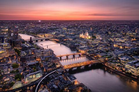 Αεροφωτογραφία του Λονδίνου Cityscape με τον ποταμό Τάμεση στο λυκόφως
