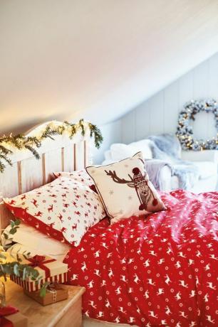 Χριστουγεννιάτικη κρεβατοκάμαρα με έντονα κόκκινα κλινοσκεπάσματα